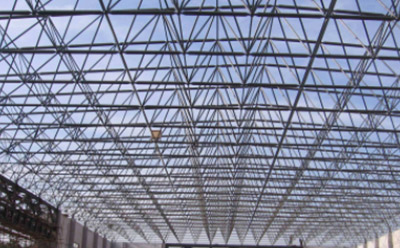 玛沁钢结构厂房屋面板及保温层安装